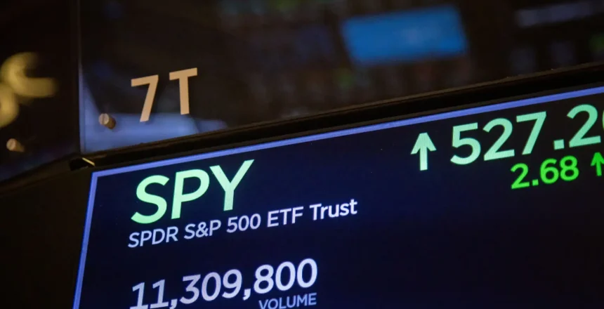 This image is used to illustrate SPY (SPDR S&P 500 ETF Trust) and stock-market investing. It represents financial markets, stock trading, ETFs, market performance, and investment analysis, with the upward arrow suggesting a rise in the market or SPY’s value.
