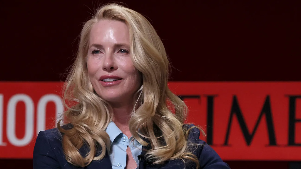 This image is used to visually introduce the article and provide context about the featured actress, highlighting her public appearance and professional career.